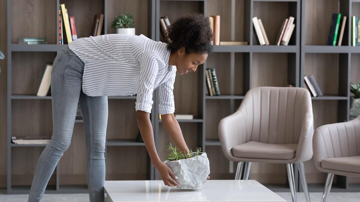une femme qui aménage un appartement
