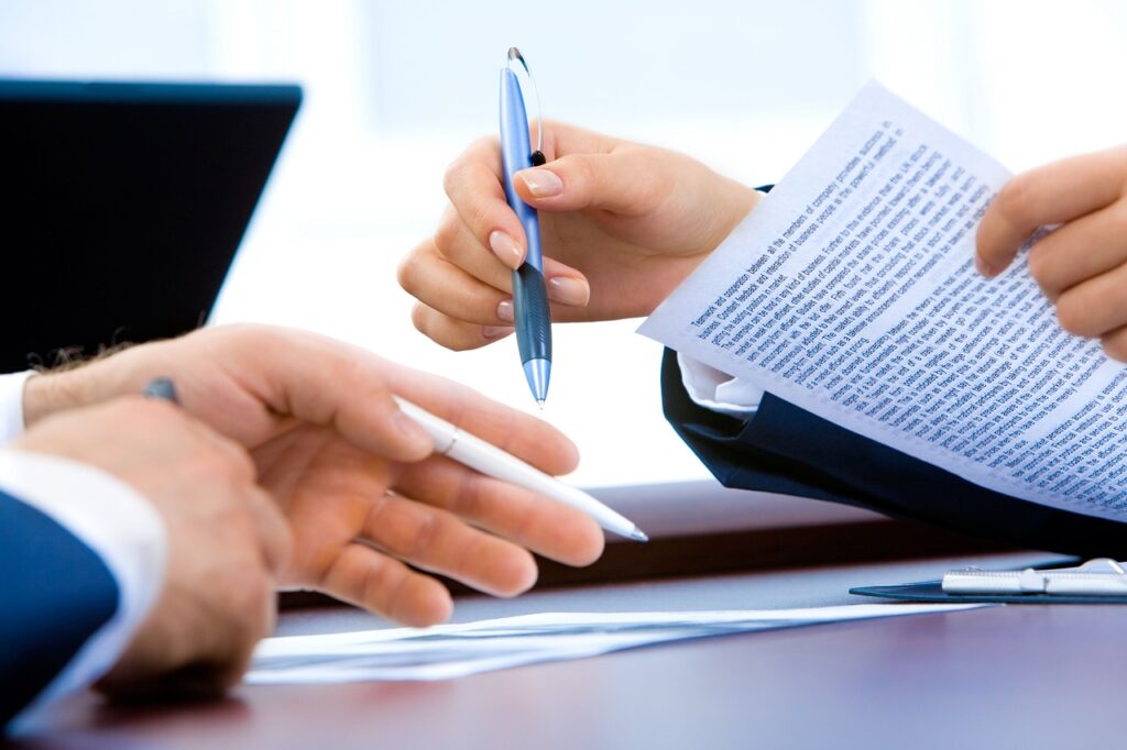 2 personnes qui signent un contrat